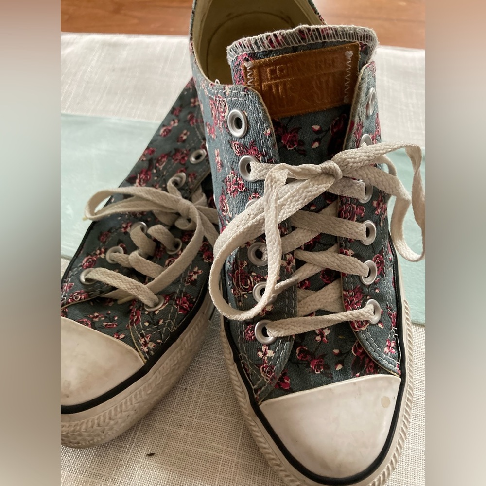 Converse Chuck Taylor All Star Women’s Rose Print Low Top Sneakers / Size 8